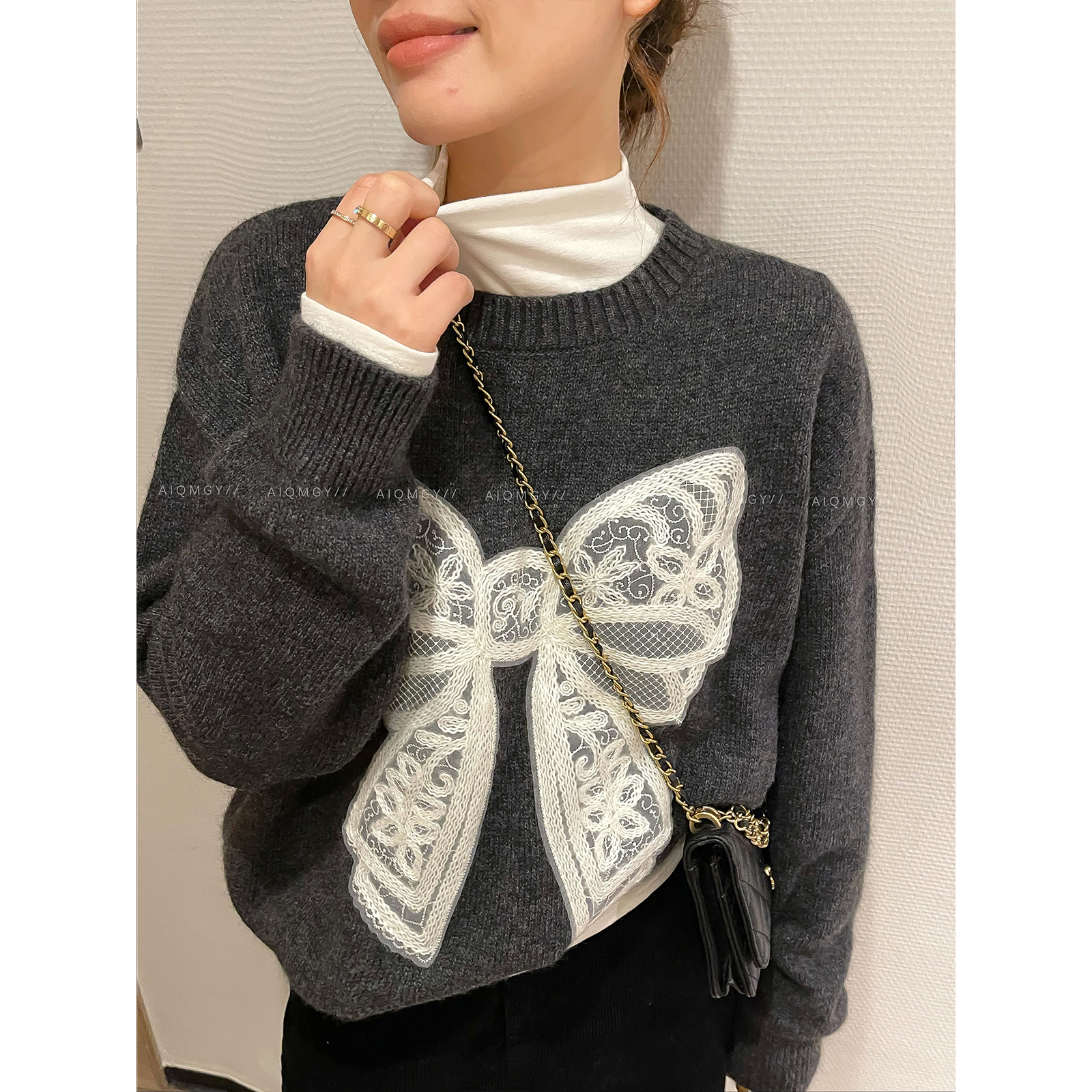 爱情魔鬼鱼 灰色圆领蝴蝶结图案毛衣女2025秋冬新款保暖羊毛上衣