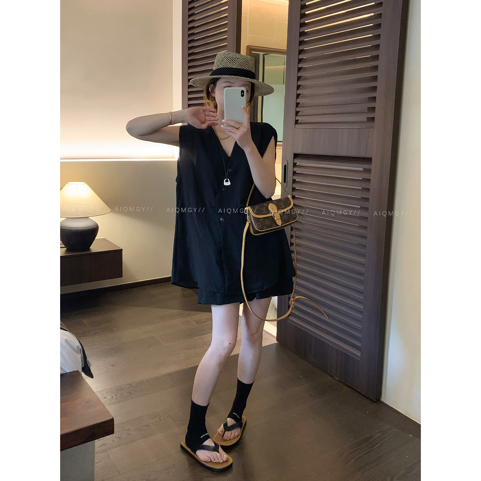 爱情魔鬼鱼 纯色休闲套装女2026年夏季无袖V领衬衫宽松短裤两件套