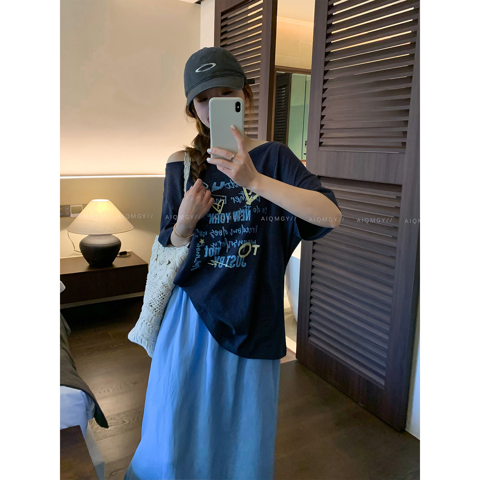爱情魔鬼鱼 藏蓝色斜领露肩字母印花T恤女2026年夏季新款宽松上衣