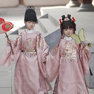 2026新款秋冬儿童汉服明制龙纹刺绣粉色女童明代圆领袍喜庆拜年服