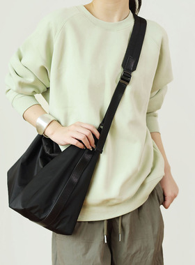 仟佰格轻便尼龙包包女斜挎包简约百搭大气单肩松弛感大容量通勤包