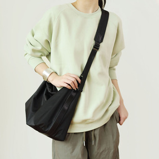 仟佰格轻便尼龙包包女斜挎包简约百搭大气单肩松弛感大容量通勤包