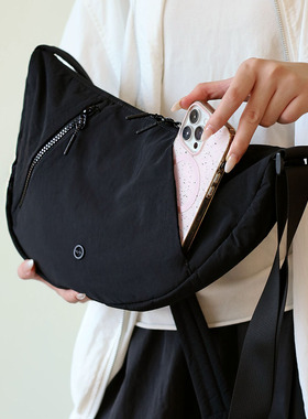 仟佰格松弛斜挎饺子包百搭实用多口袋防水包包超轻量化休闲女布包