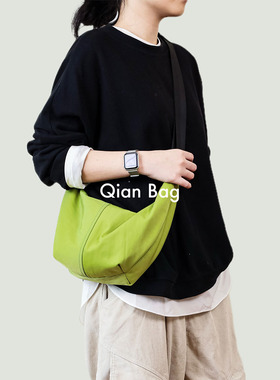 仟佰格轻便尼龙饺子包女斜挎松弛感单肩小包简约彩色牛津布牛角包