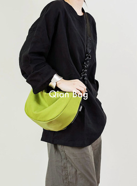 仟佰格运动斜挎包休闲单肩包轻便大容量松弛斜挎饺子包百搭系绳款