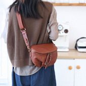 休闲斜挎包小众设计感小腰包进口头层牛皮女包文艺复古半圆马鞍包