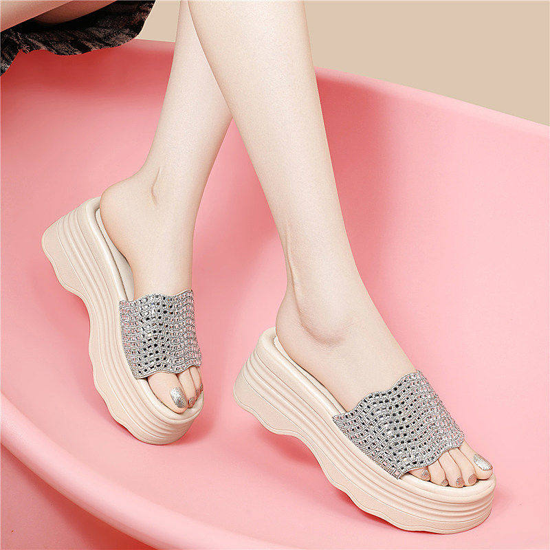 夏季时尚拖鞋女款2026新款外穿防滑防臭高级感配裙子时尚沙滩拖鞋