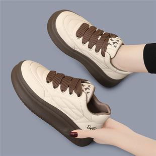 真皮平底板鞋女款2025新款春秋季厚底增高小个子配裙子休闲小白鞋