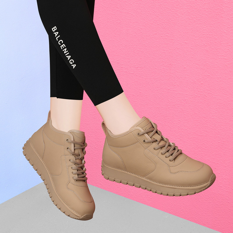 黑色休闲运动鞋女款秋冬季2025新款轻便软底妈妈平底跑步旅游鞋子