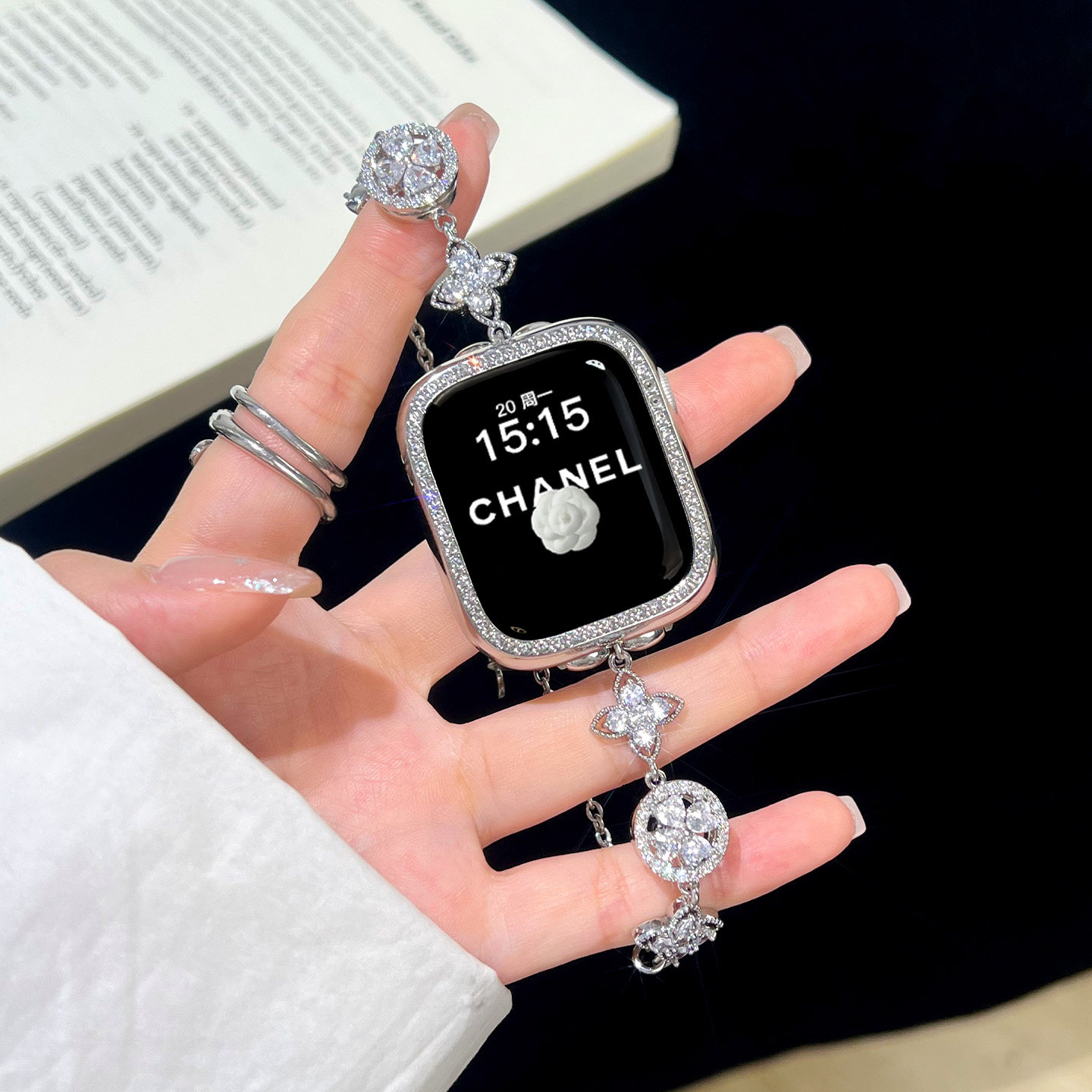 宣人【裸眼爆闪】旋转四叶草锆石闪钻苹果手表applewatch表带iwatchs11/10/9/8/7se2代腕带贵气千金感手链图片