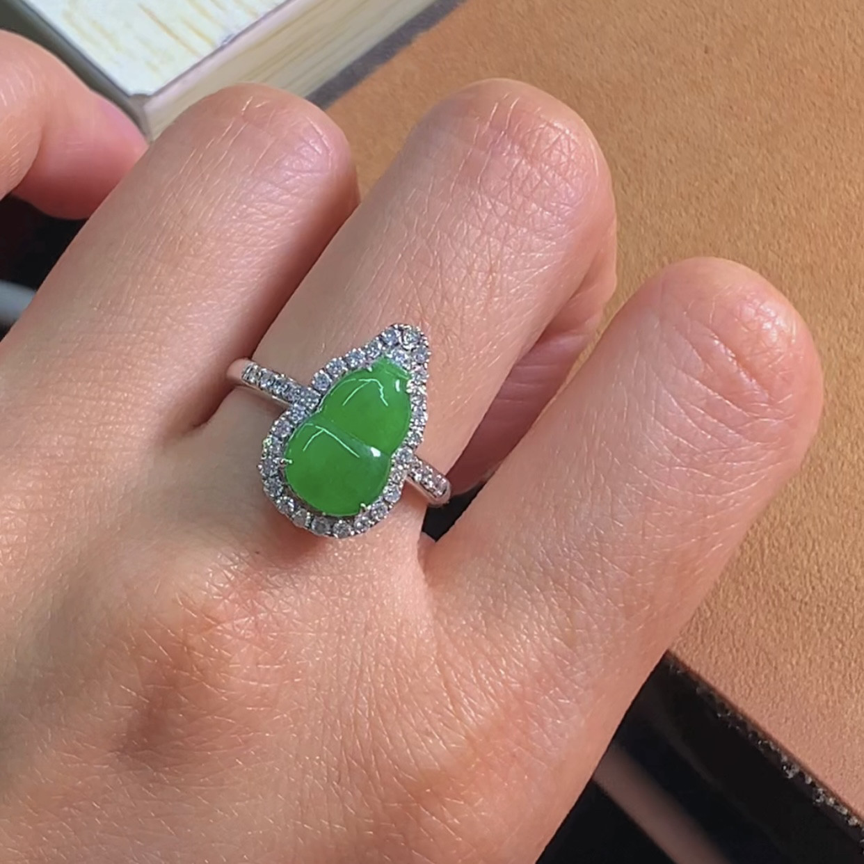 18K金伴南非真钻镶嵌天然A货翡翠冰绿葫芦镶嵌女士戒指