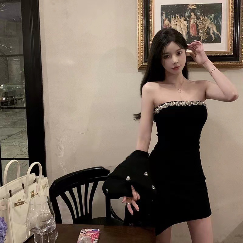赫本风黑色抹胸连衣裙女2025夏季生日小礼服高级感紧身包臀短裙子