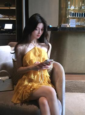 黄色荷叶边挂脖连衣裙女2025夏盐系度假风修身显白纯欲风绝美短裙