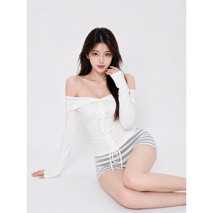 夏季独特绝美小套装女性感纯欲辣妹一字领长袖上衣条纹短裤两件套