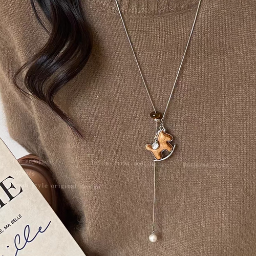 复古木质小马吊坠项链女新款气质高级感百搭毛衣链秋冬本命年配饰