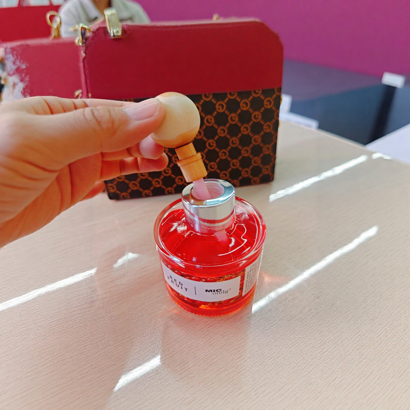 车载红果香薰高档香氛卧室扩香摆件持久汽车水果香酸甜葡萄味香水