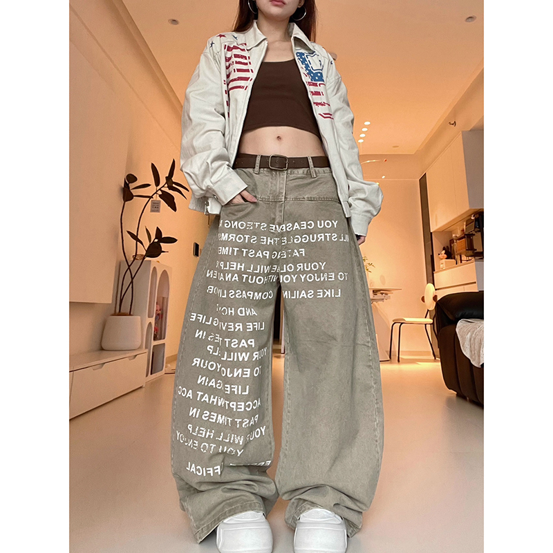 印花设计感字母牛仔裤女春秋季2026新款卡其色宽松直筒阔腿弯刀裤