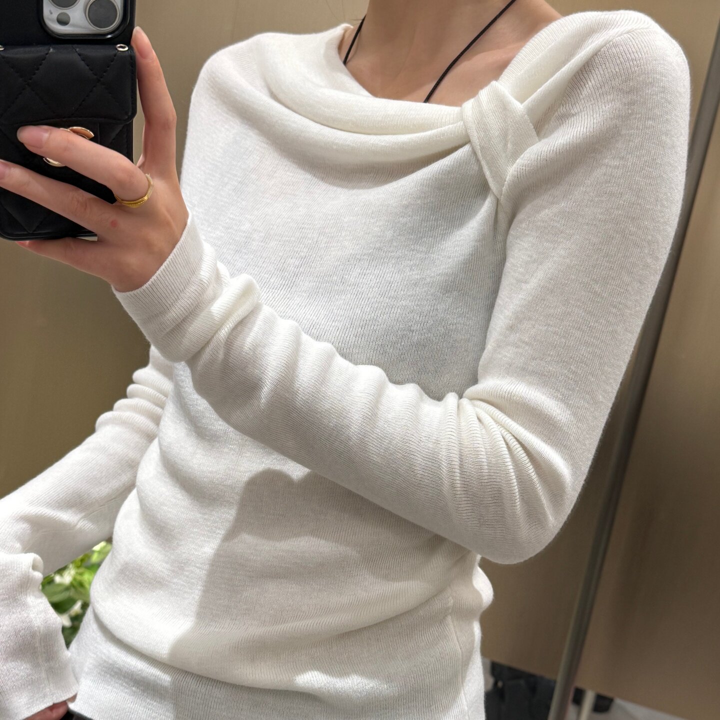 白色绵羊毛上衣高端韩货女装纯色高级设计感斜肩蝴蝶结长袖针织衫