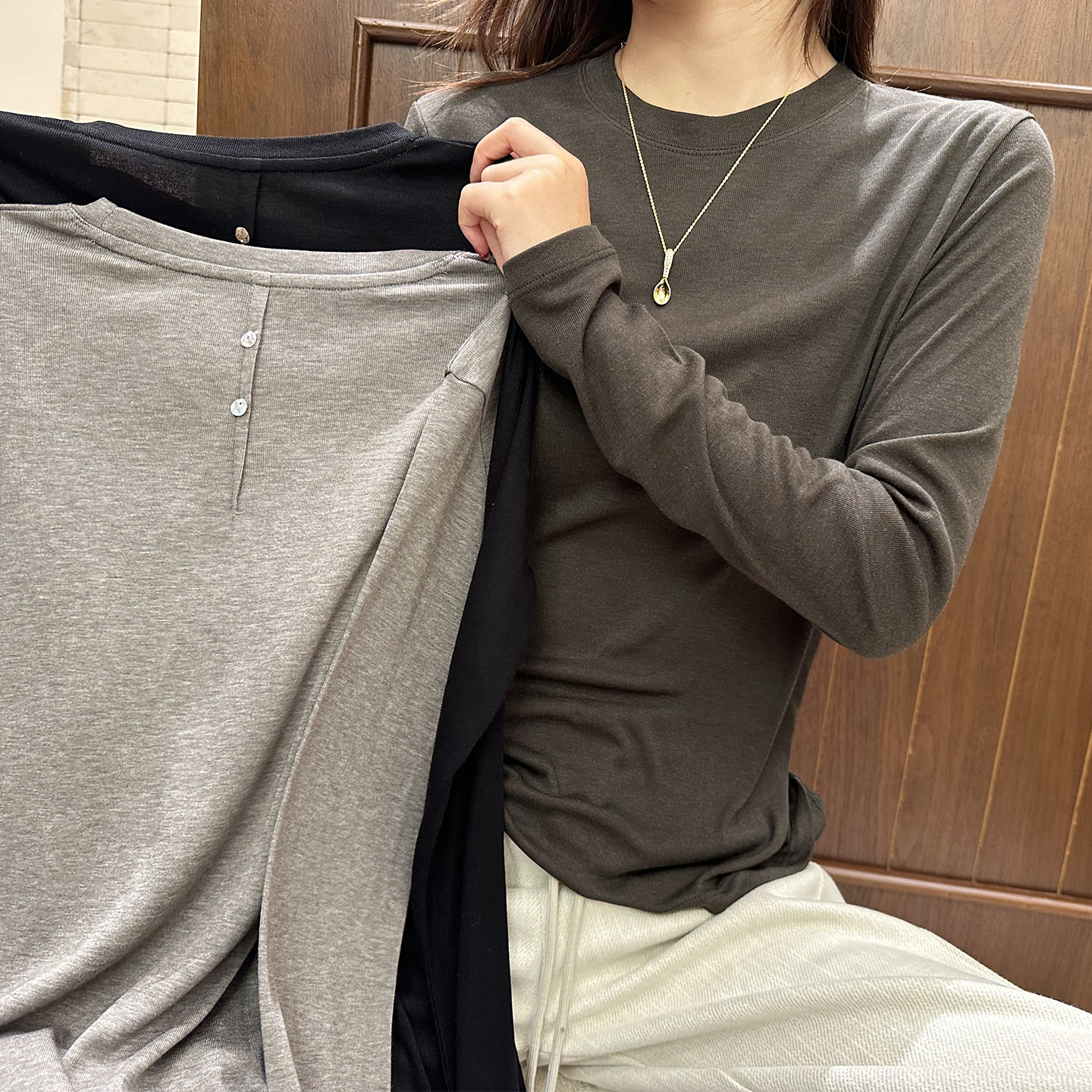 松弛感圆领贝壳扣长袖针织衫女宽松软糯打底衫早秋穿搭上衣