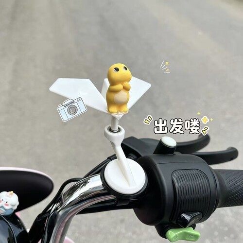 可爱呆萌奶龙纸飞机电动车装饰玩偶2026新款车载摆件自行车小配饰