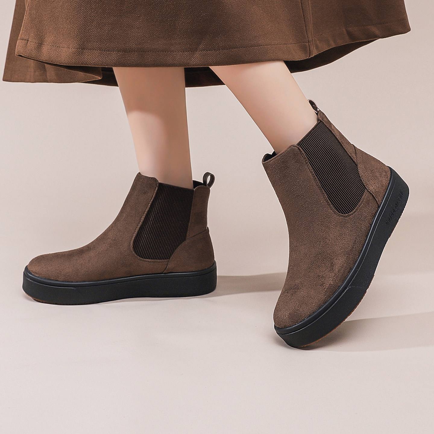 2025秋季新款女靴轻便一脚蹬妈妈短靴时尚切尔西靴防滑保暖老人鞋