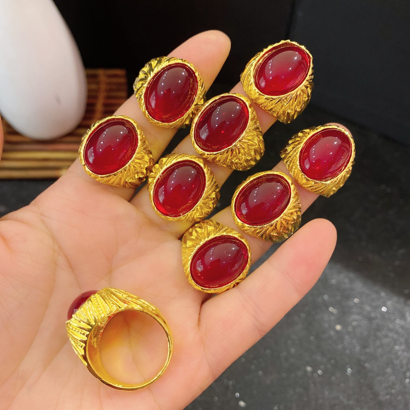 金色红宝石戒指男女复古雕花指环霸气拍摄表演道具嘻哈搞笑展示