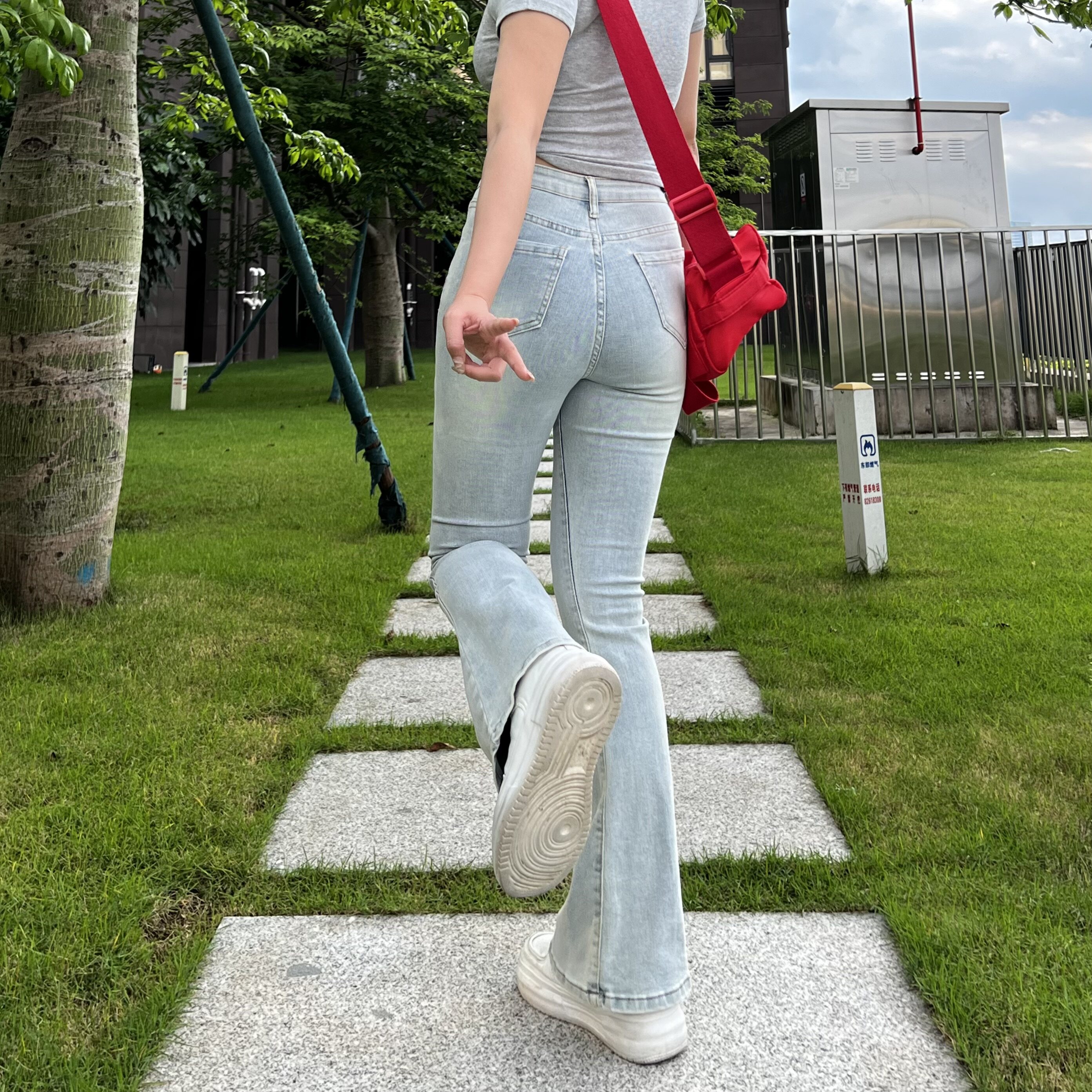 浅色微喇牛仔裤女秋冬2026新牛仔裤