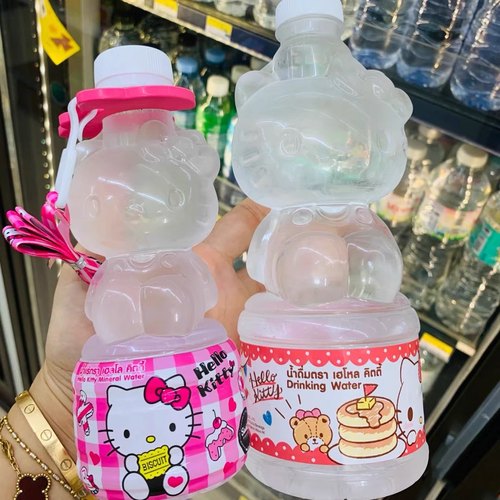 泰国711同款三丽鸥凯蒂猫hellokitty造型纯净水可爱背带矿泉水