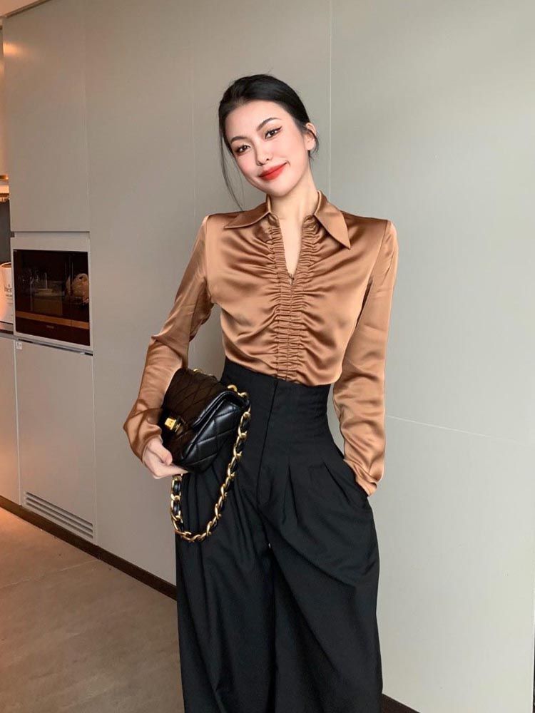 法式复古黑色缎面衬衫女士2023春季新款长袖别致独特抽绳V领上衣