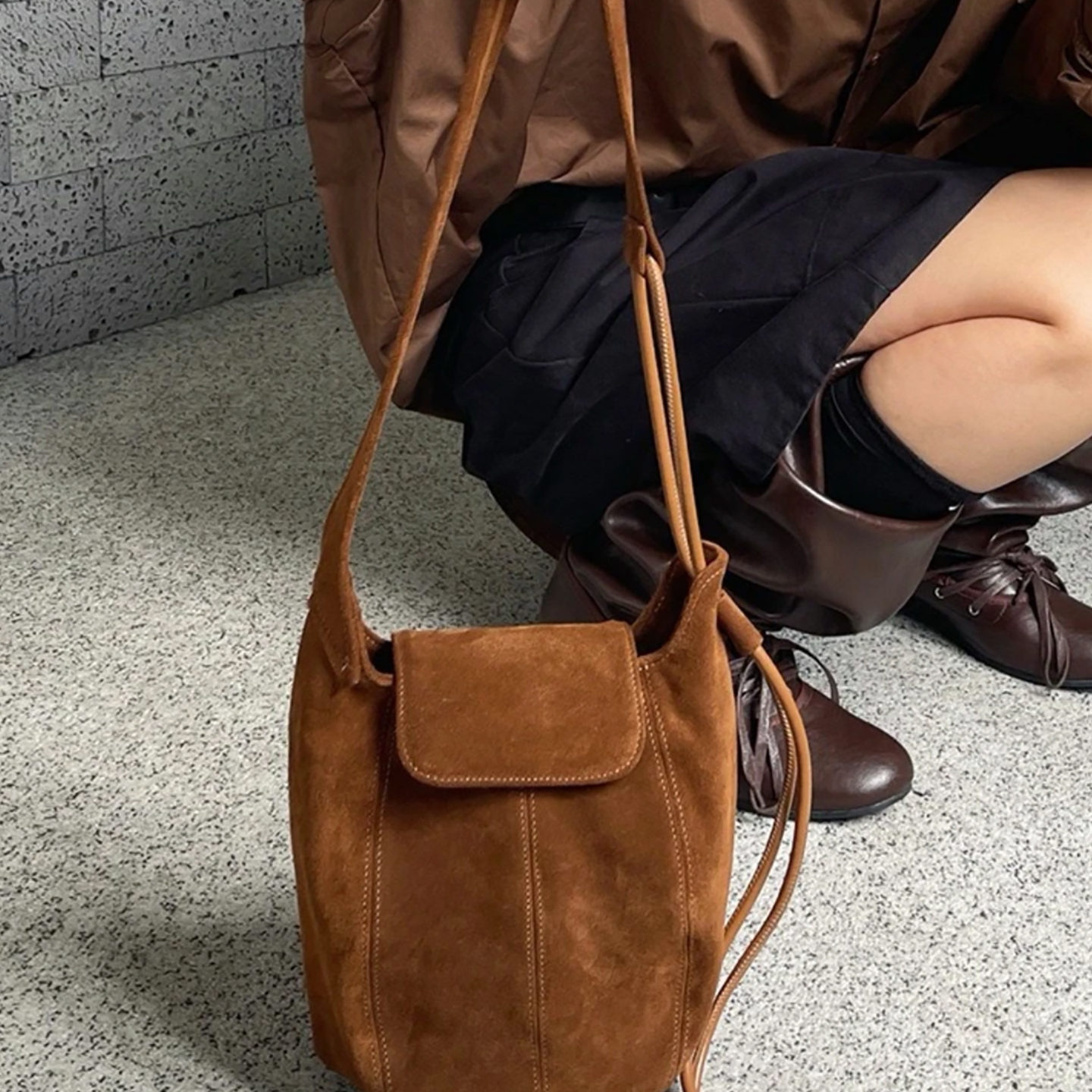 高级感复古磨砂麂皮绒水桶包2025新款小众设计单肩腋下包斜挎包包