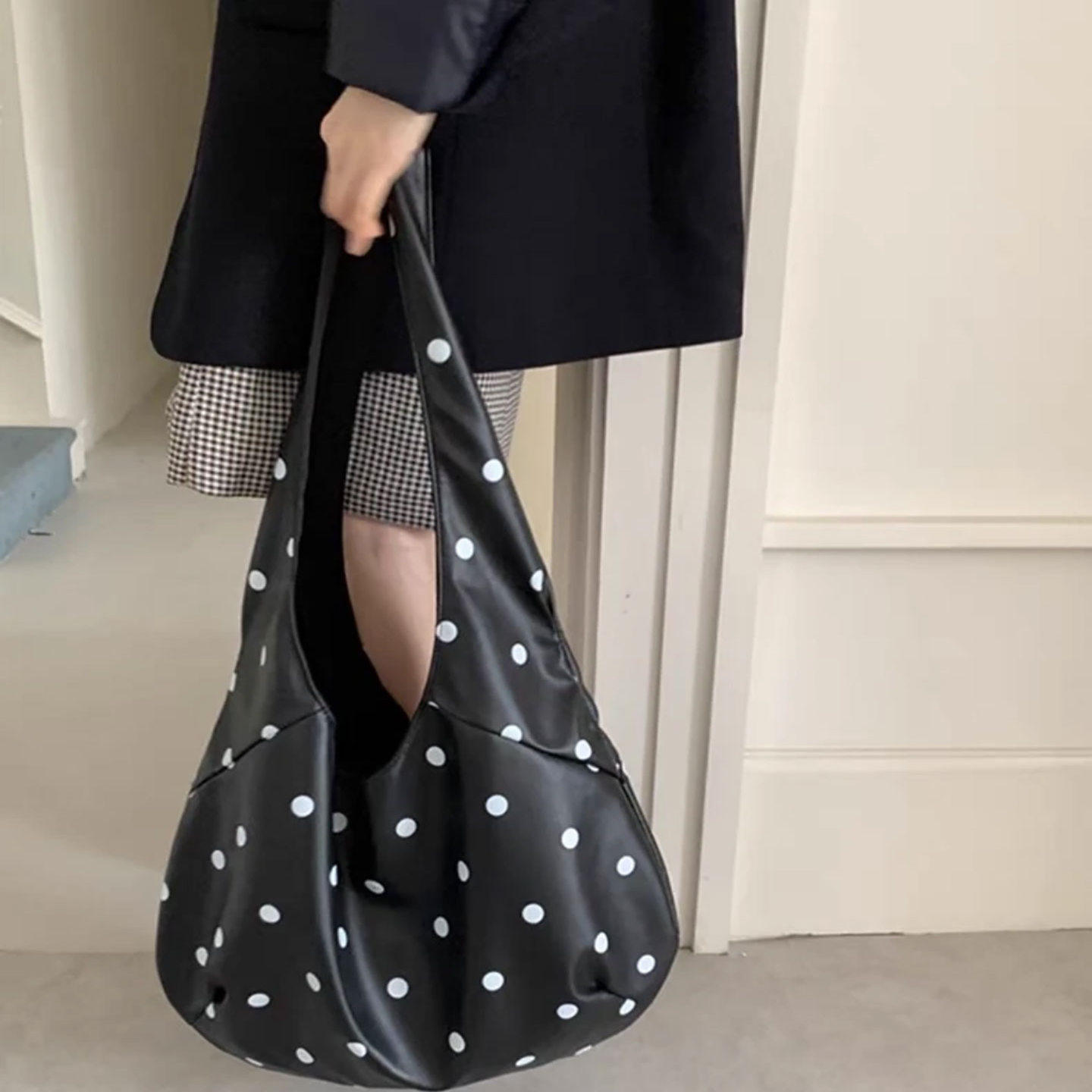 大容量黑白波点软皮包圆弧单肩托特包2025新款小众设计简约手提包