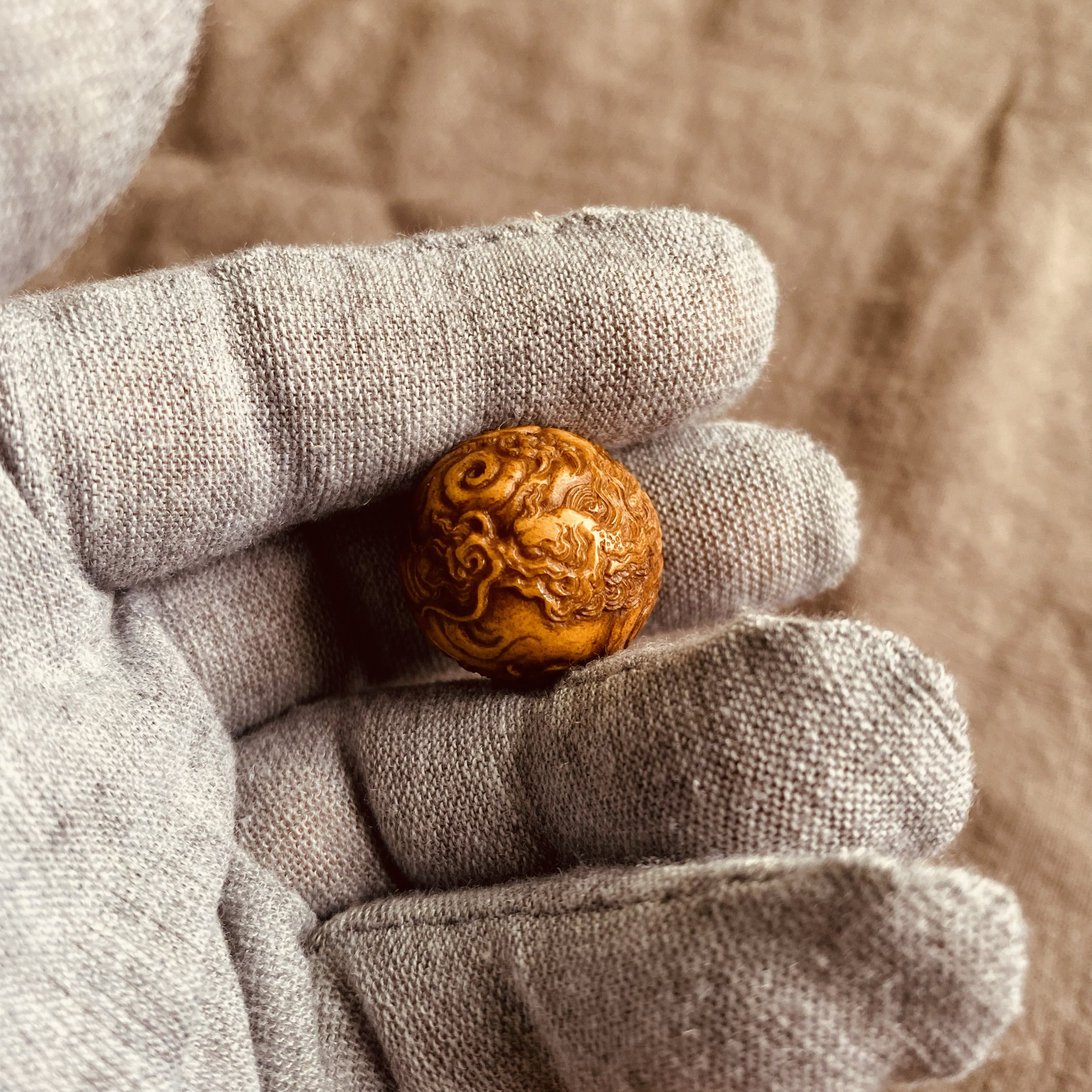 鹿角雕刻茶染龙珠镶嵌绿松配饰吊坠