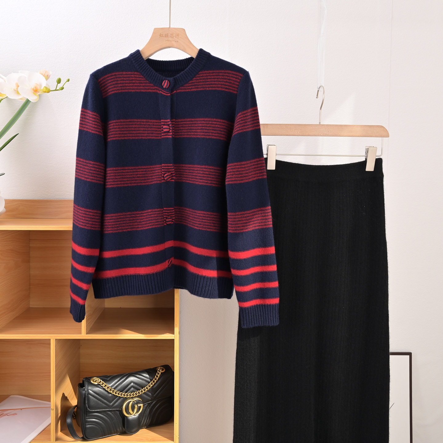 2025新品 柜上4千+老簰设计款 雅致包扣条纹女圆领出口山羊绒开衫