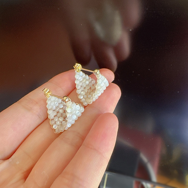 简约气质白蝶贝编织耳钉