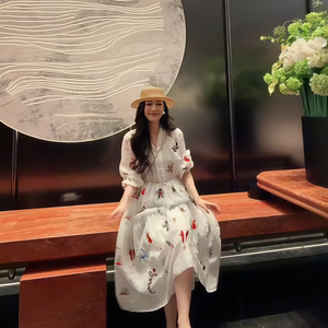 2026年新款时尚春季波西米亚风刺绣连衣裙女款白色亚麻大摆裙收腰