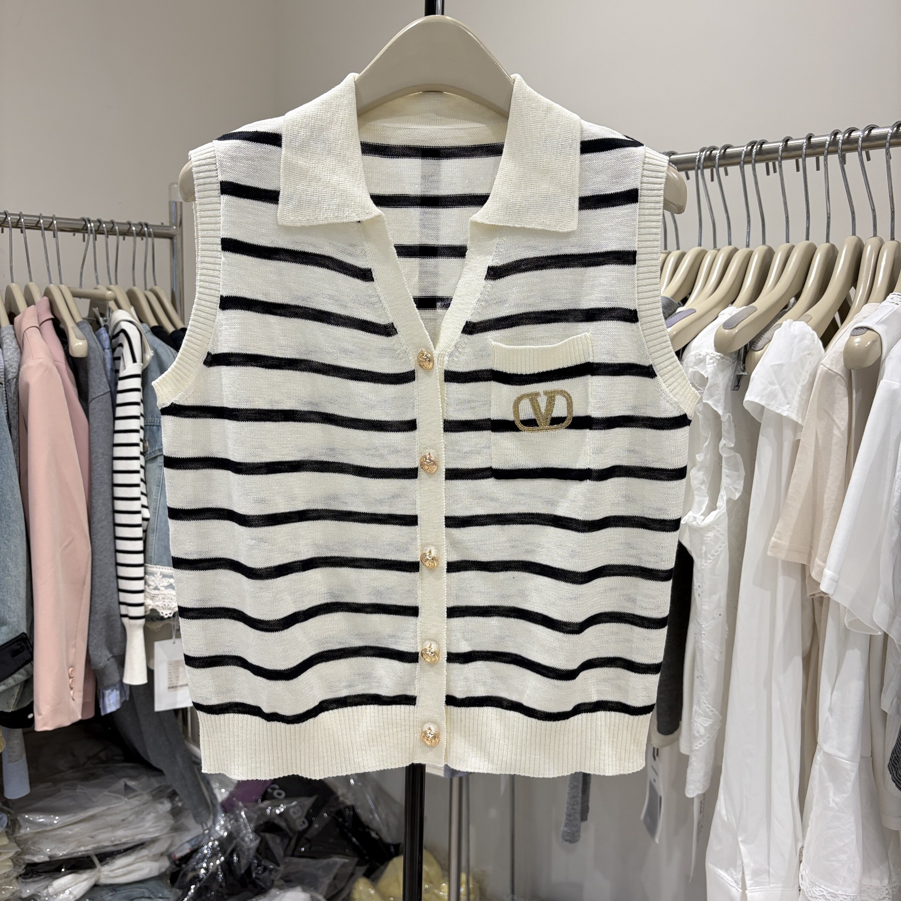 今年流行爆款好看无袖Polo翻领金属扣口袋刺绣背心女上衣女2026年