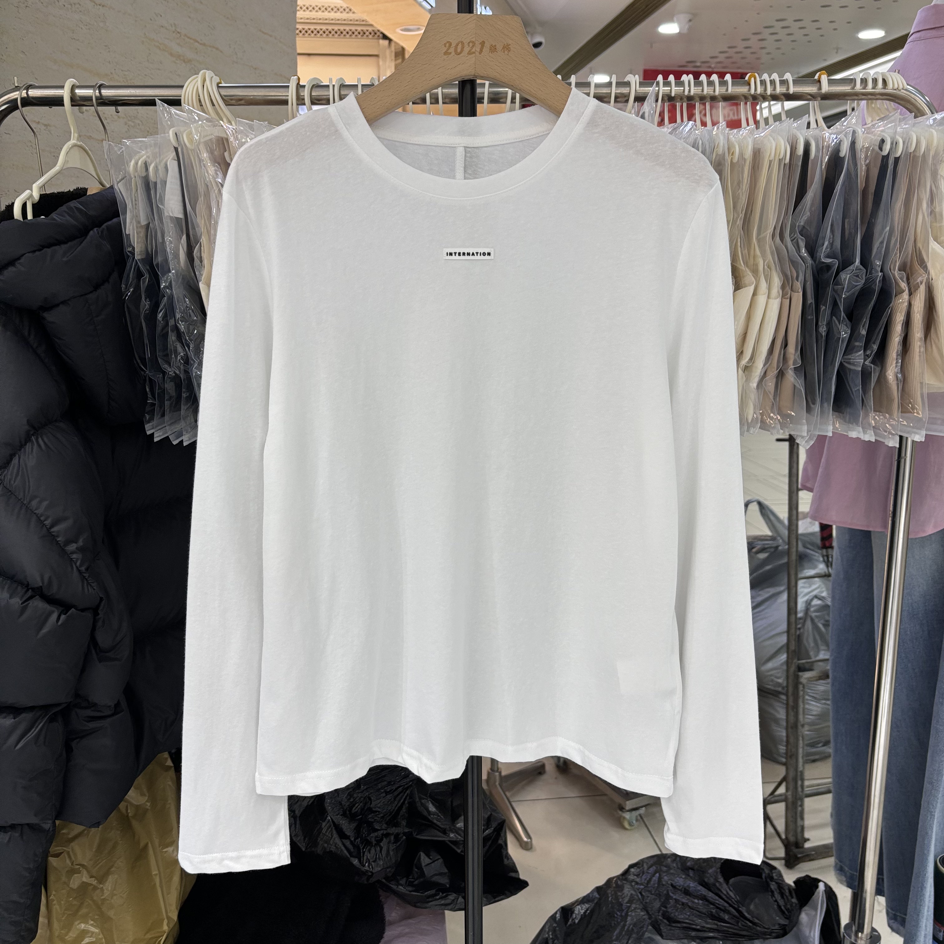 2026春季新款白色长袖T恤女基础款圆领字母印花纯棉打底衫上衣潮