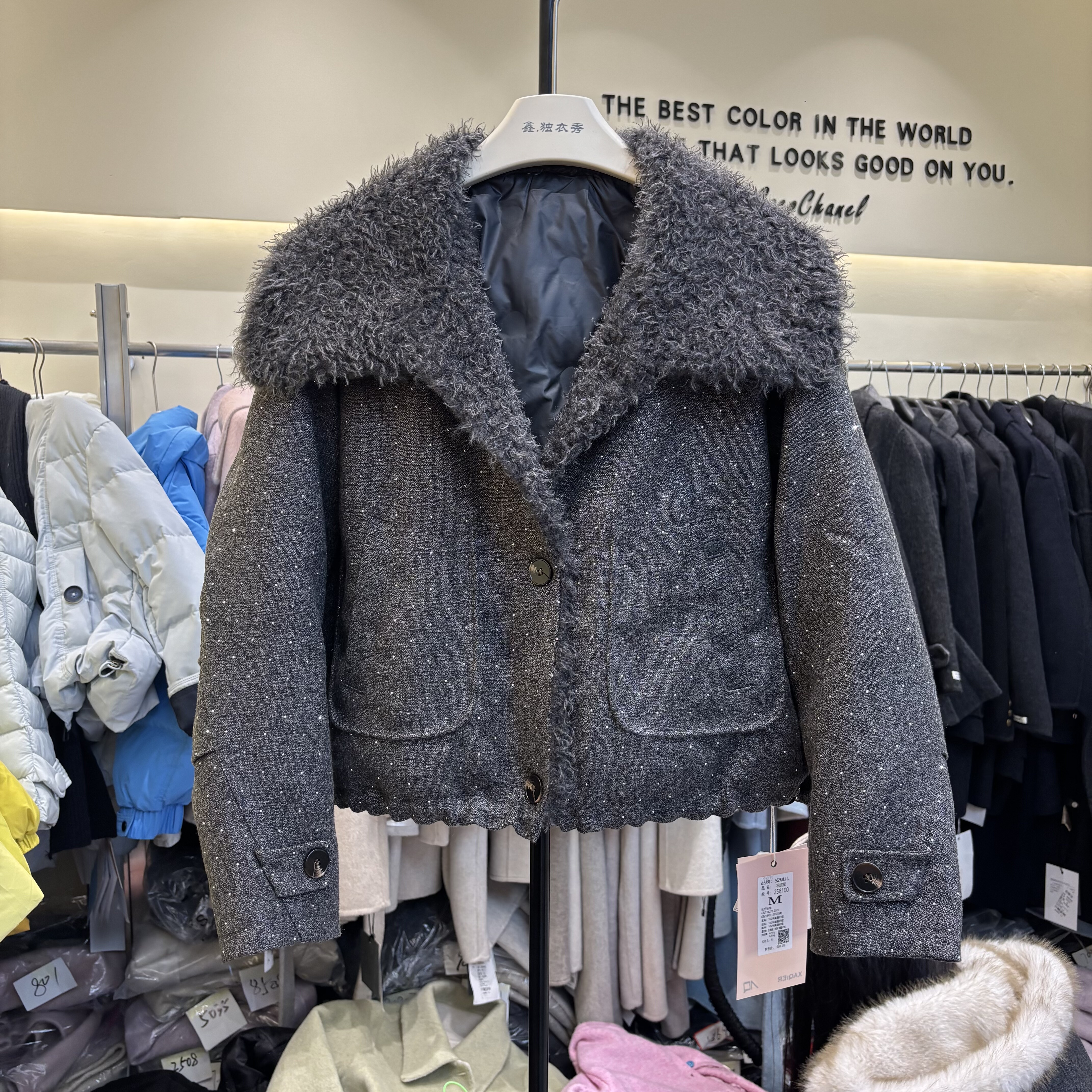 大翻领拼接羊羔毛烫钻时尚羽绒服女短款2025冬季新款显瘦保暖外套