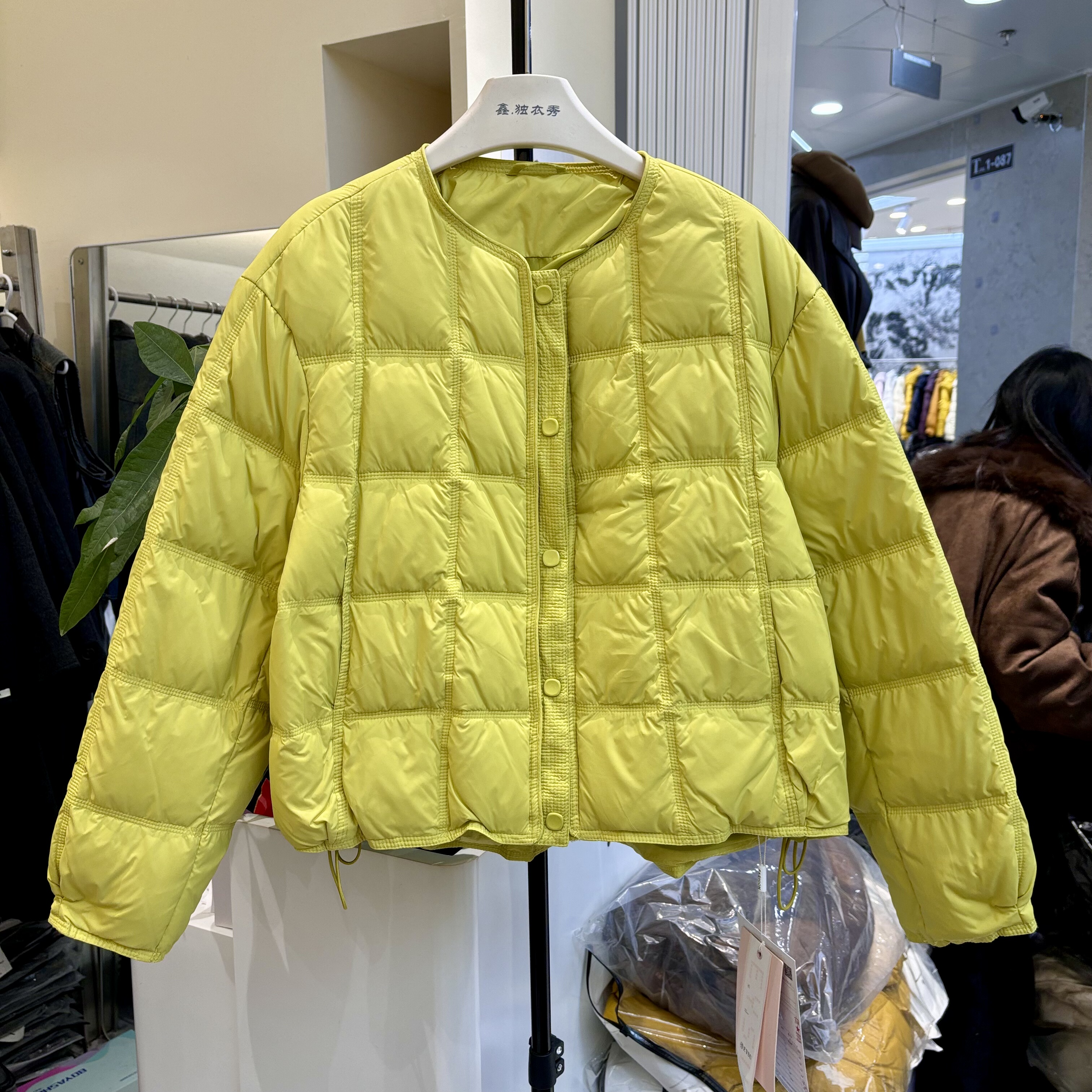 欧洲站轻薄短款羽绒服女2025冬季新款时尚圆领显瘦白鸭绒保暖外套