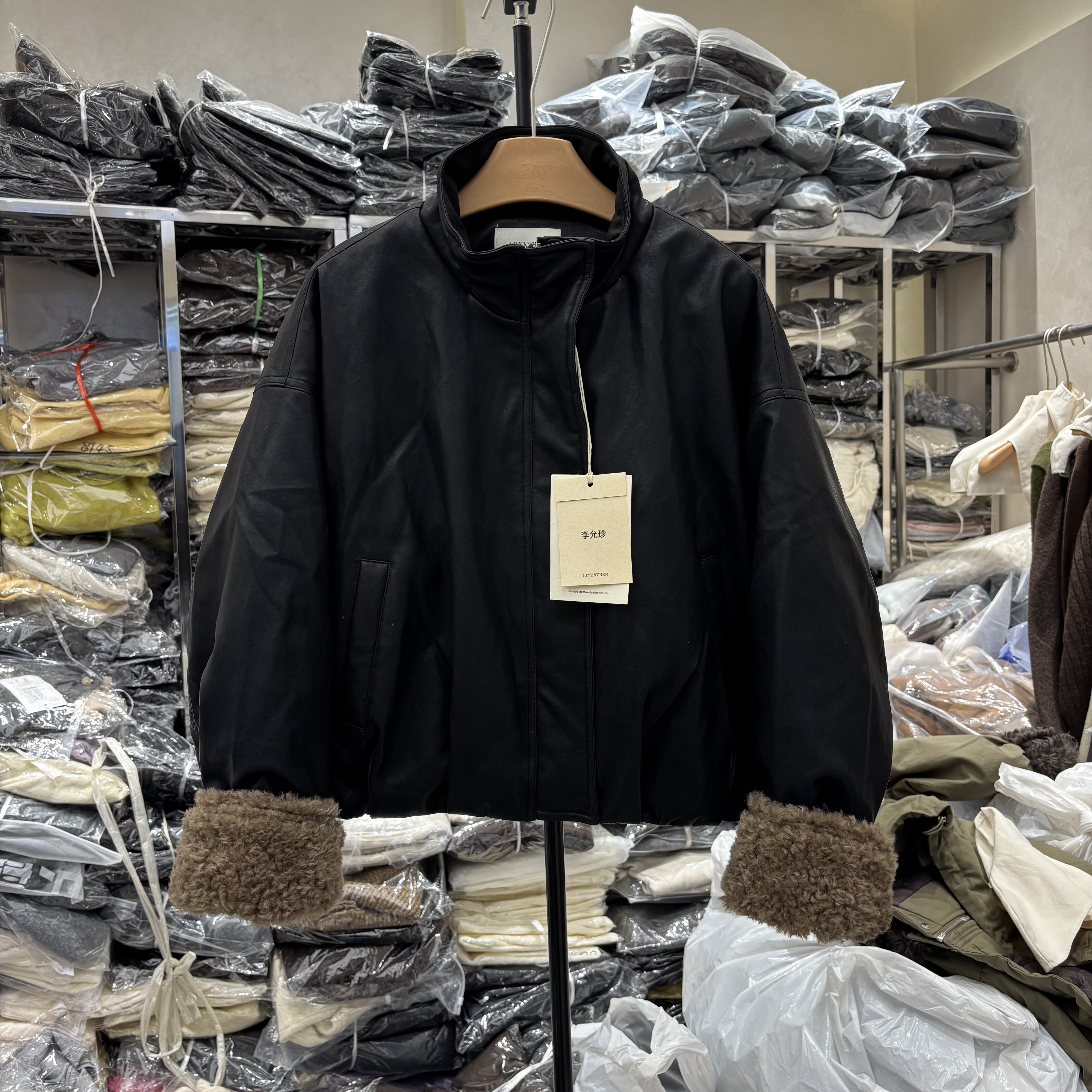 黑色又酷又飒皮衣羽绒服女2025冬季新款时尚宽松显瘦白鸭绒机车服