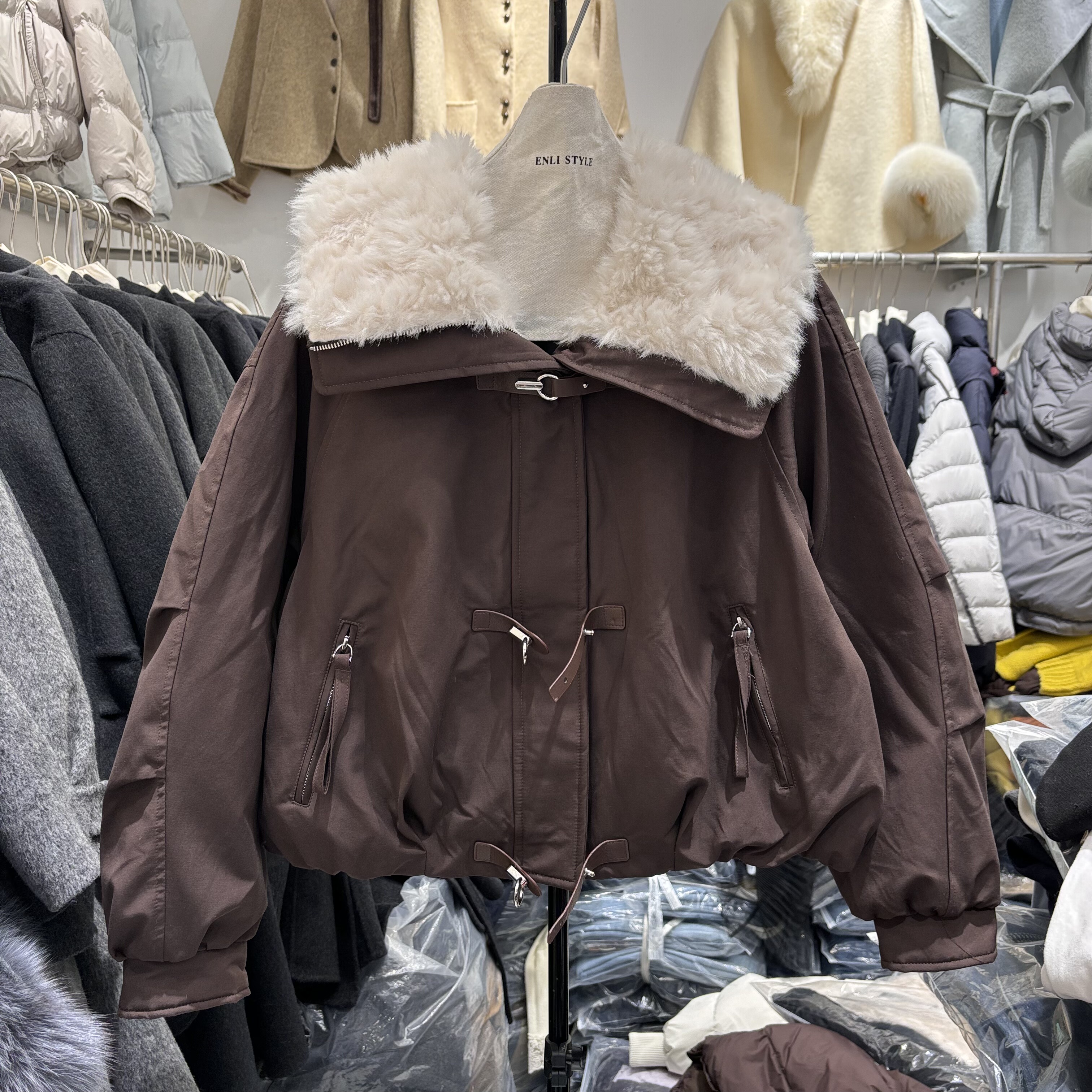 2025欧货羊羔毛领拼接短款羽绒服女设计感小个子保暖鸭绒外套