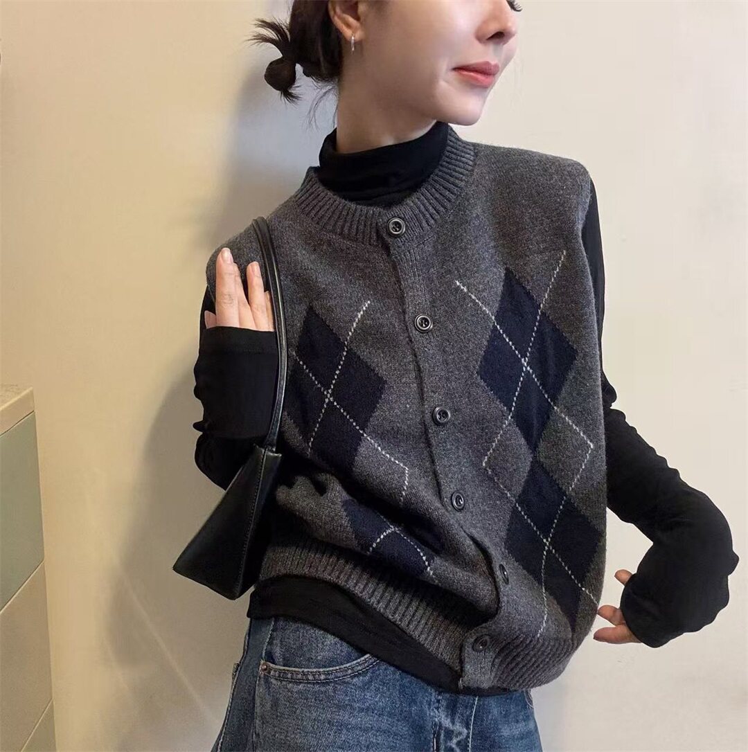 韩式学院风菱形格高领针织马甲女冬季新款无袖单排扣两件套上衣潮
