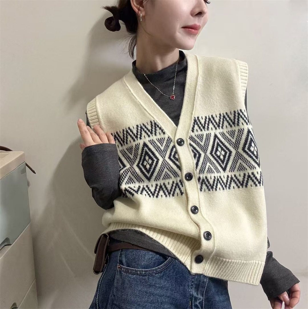 民族风复古提花针织马甲女冬季新款V领单排扣叠穿背心通勤穿搭潮