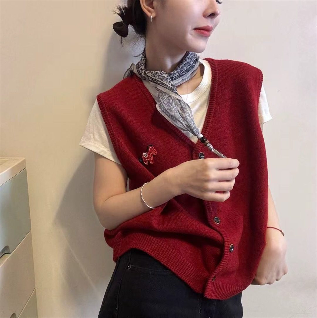 学院风V领拼小马刺绣针织背心女冬季新款无袖叠穿设计感马甲上衣