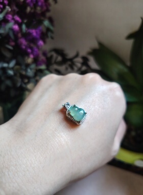 天然缅甸A货翡翠冰种飘花葫芦吊坠女款长方形飘绿个性吊坠925银