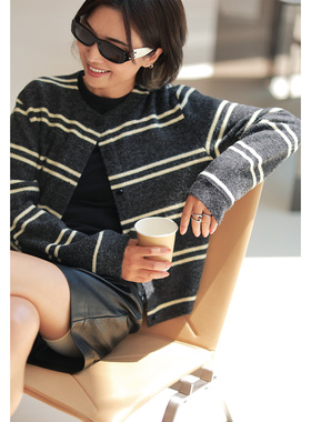 ise“Chill 通勤”深灰色条纹针织圆领宽松休闲开衫外套K2540205