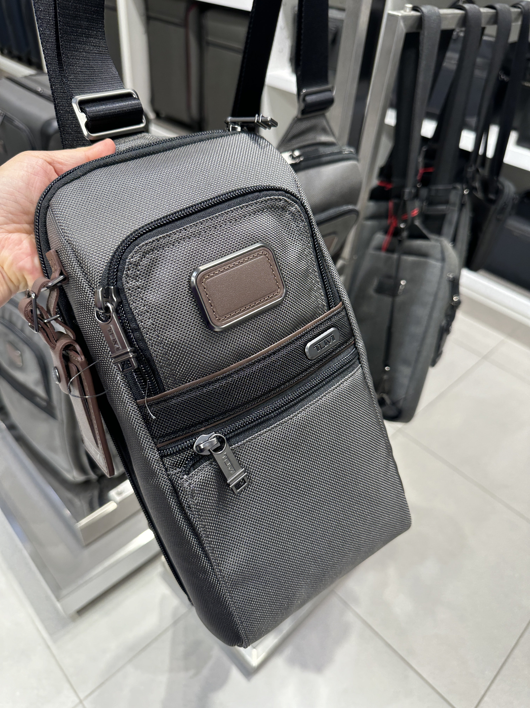新款现货TUMI 途明弹道尼龙男士胸包Compact轻便帅气尺寸32x16x7