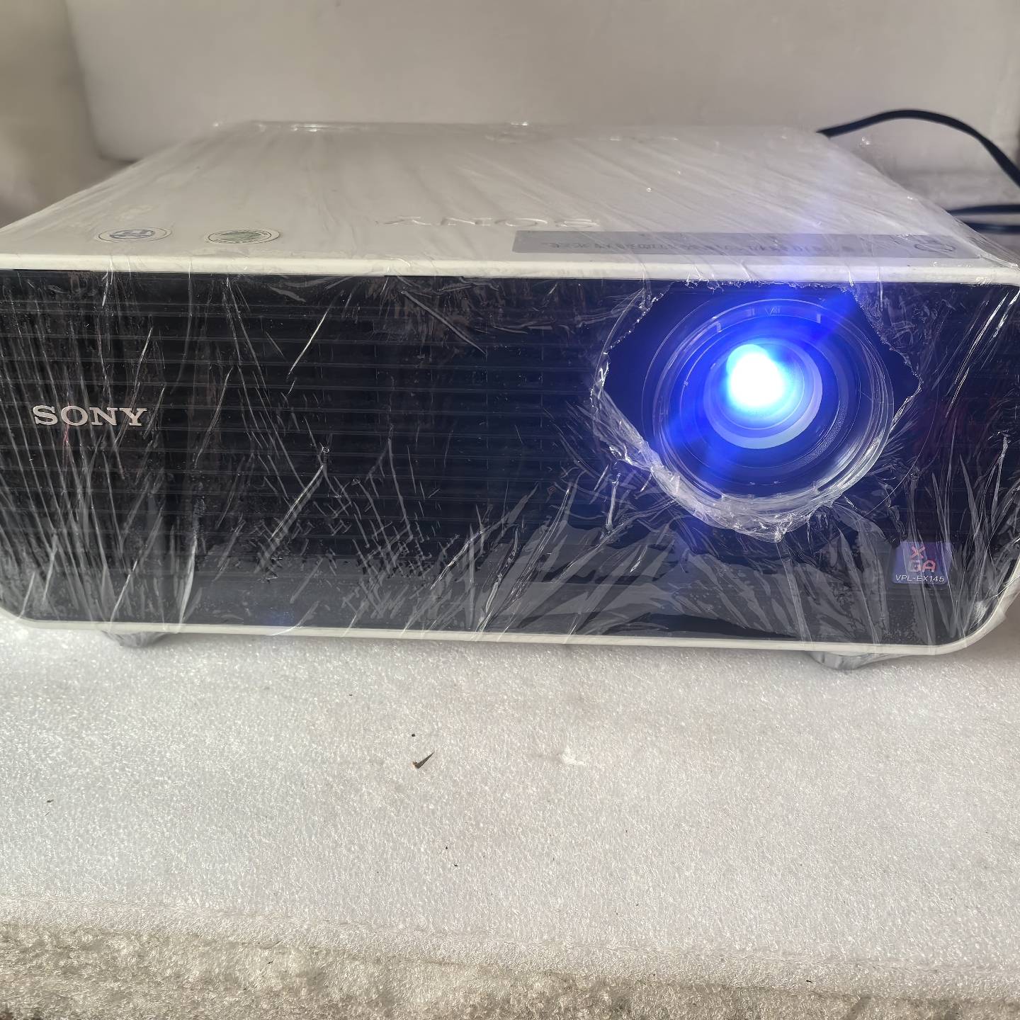 询价购-索尼VPL-EX145 系列投影仪，外观如图，