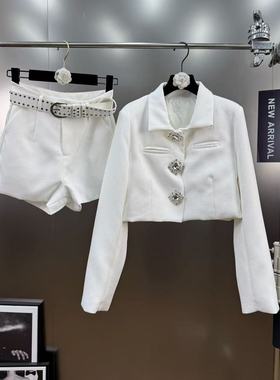 柚子mm翻领长袖夹棉轻奢名媛钻石方扣白色短外套棉衣腰带短裤套装