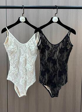 柚子mm2025年春夏新款法式复古风蕾丝拼接U型大露背连体百搭吊带